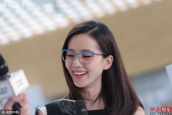 刘诗诗忙捞金 翘腿坐双手紧捂裙尾防走光