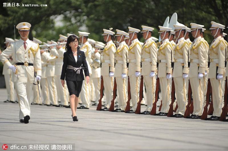 日本新防卫相稻田朋美走马上任 穿黑套装检阅仪仗队