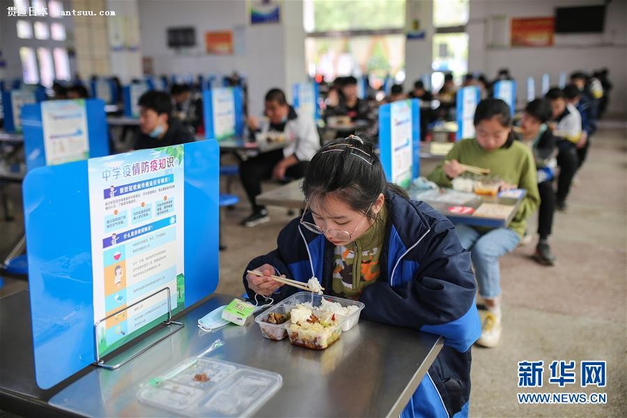 授業再開後、学食で「距離を取って食事をする」生徒たち 湖南