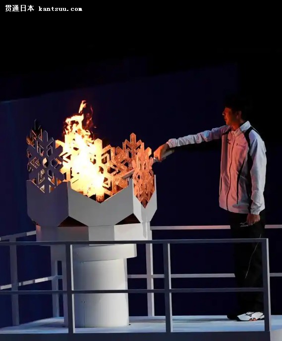 2017年2月19日,火炬手原田雅彦点燃主火炬。当日,第八届亚洲冬季运动会在日本札幌市开幕。 新华社记者 贺长山 摄