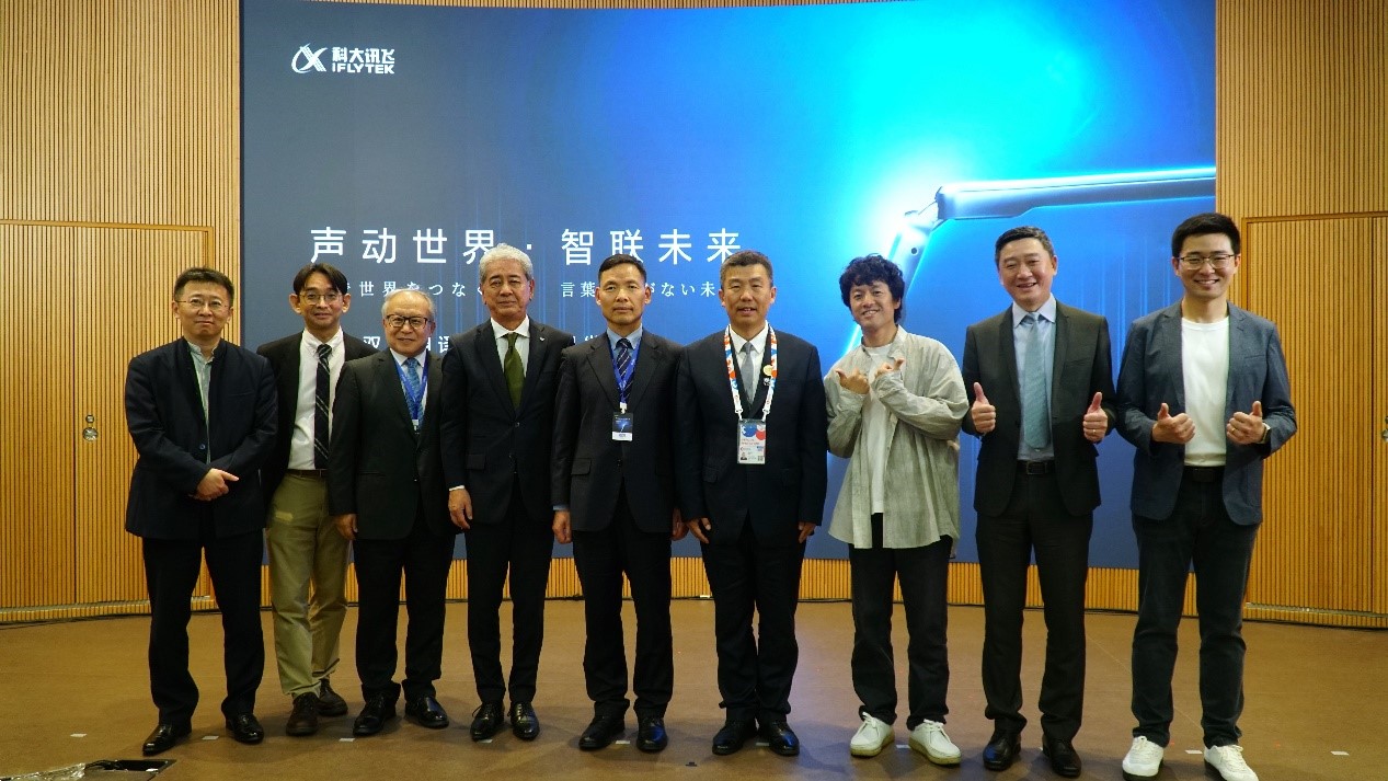 中日嘉宾在发布会上合影留念。人民网 蒋晓辰摄