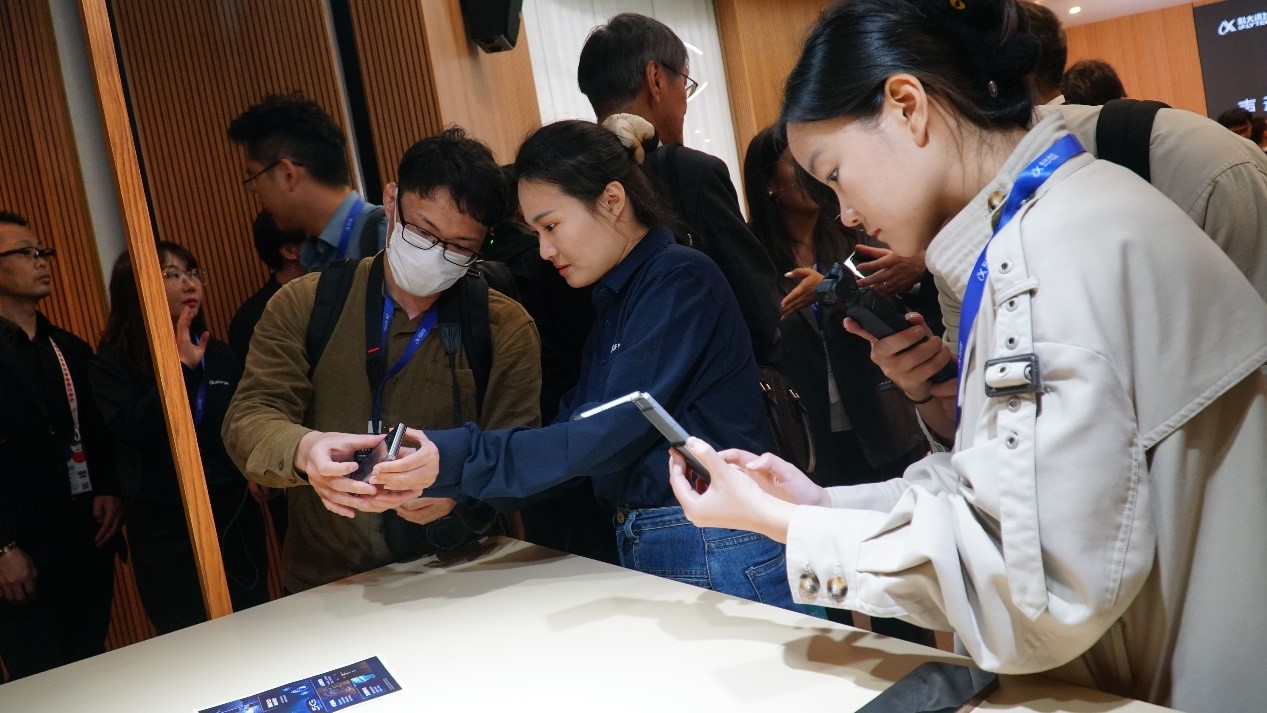 发布会上,与会嘉宾试用讯飞双屏翻译机2.0。人民网 蒋晓辰摄